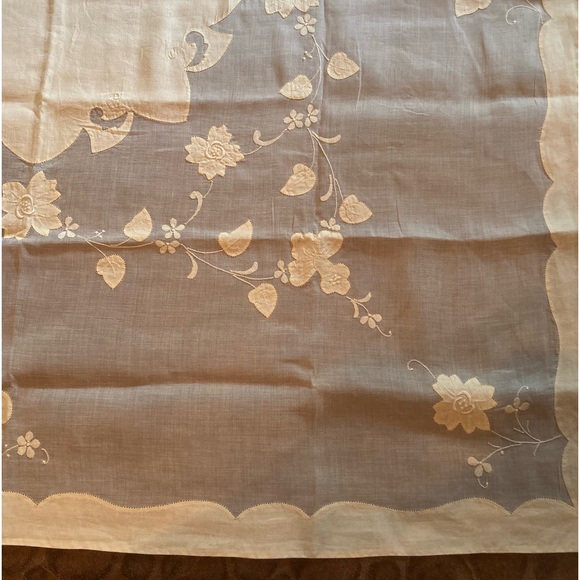 Vintage Very Fine Linen Tablecloth & Napkins - Picture 5 of 8